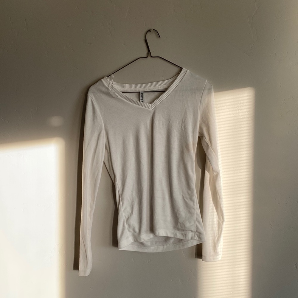 White long-sleeved shirt